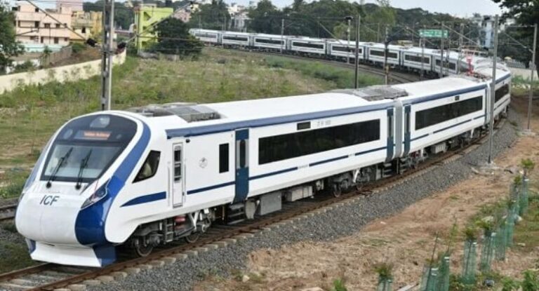 बुलेट ट्रेन को भी पीछे छोड़ती है तेज रफ्तार वाली वंदे भारत ट्रेन, जानें कितनी स्पीड से दौड़ती है ये ट्रैन